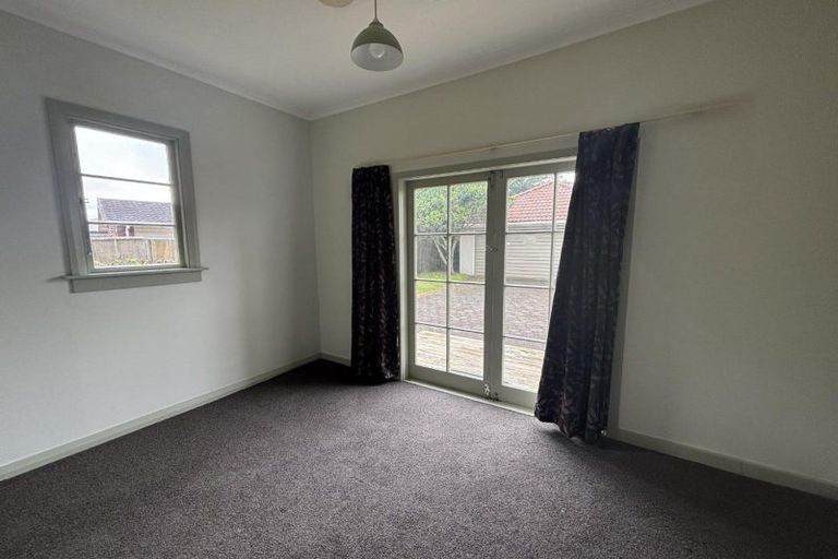 Photo of property in 17 Wallath Road, Westown, New Plymouth, 4310