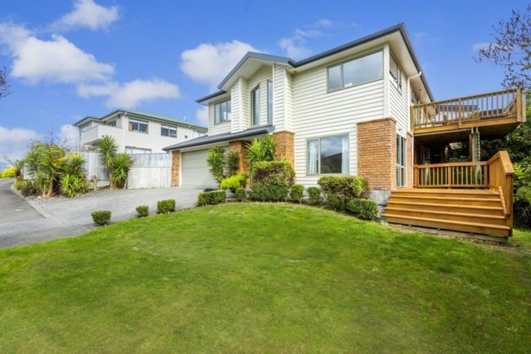 Photo of property in 5 Mcewen Crescent, Riverstone Terraces, Upper Hutt, 5018