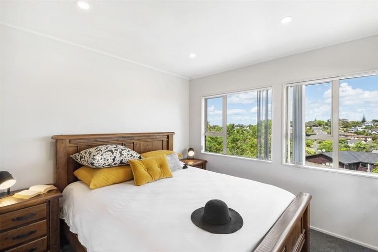 Photo of property in 2/18 Strabo Place, Windsor Park, Auckland, 0632