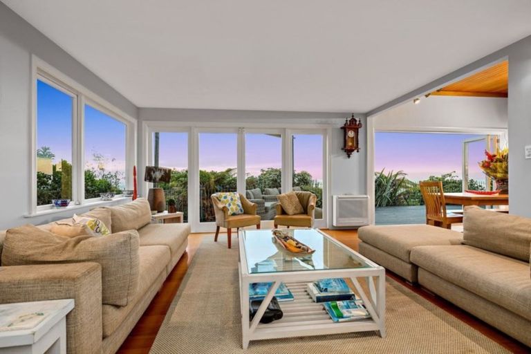 Photo of property in 37 Quinns Road, Waiatarua, Auckland, 0612