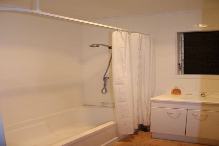 Photo of property in 33 Dakota Avenue, Beach Haven, Auckland, 0626