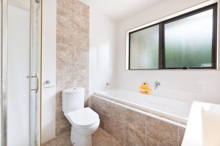 Photo of property in 112 Lake Panorama Drive, Henderson Valley, Auckland, 0612