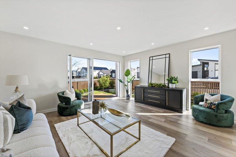 Photo of property in 6 Cara Avenue, Kumeu, 0810