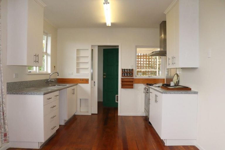 Photo of property in 38 Potter Avenue, Northcote, Auckland, 0627