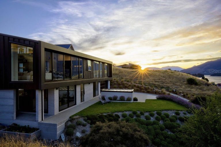 Photo of property in 8 Spring Hill Road, Kelvin Heights, Queenstown, 9300