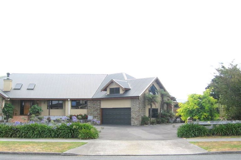 Photo of property in 6 Malcolm Gillies Grove, Totara Park, Upper Hutt, 5018