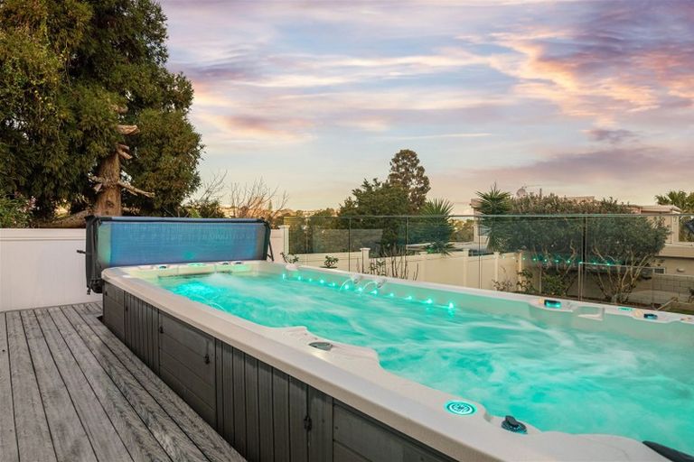 Photo of property in 50 Rawene Road, Birkenhead, Auckland, 0626