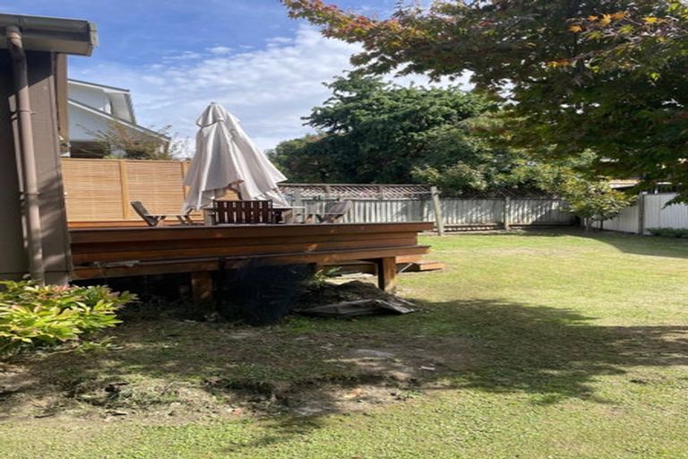 Photo of property in 11-13 Pritchard Street, Newlands, Wellington, 6037