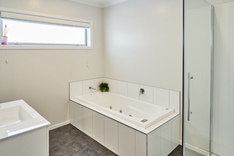 Photo of property in 2 Hauroko Glen, Aotea, Porirua, 5024