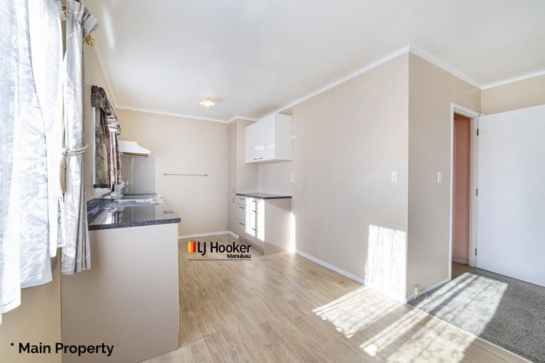 Photo of property in 18 Dungarvon Place, Clendon Park, Auckland, 2103