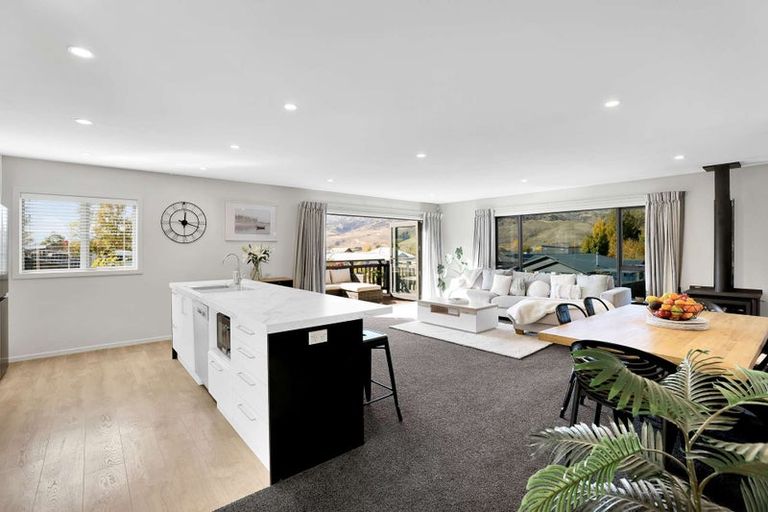 Photo of property in 71 Stratford Drive, Mount Pisa, Cromwell, 9383