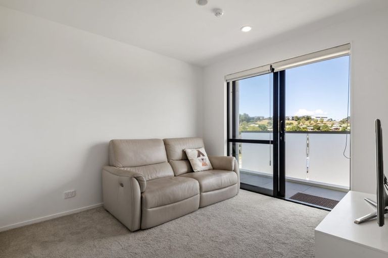Photo of property in Apollo Apartments, 201/46 Rosedale Road, Rosedale, Auckland, 0632