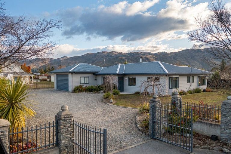 Photo of property in 6 Albert Drive, Clyde, 9330