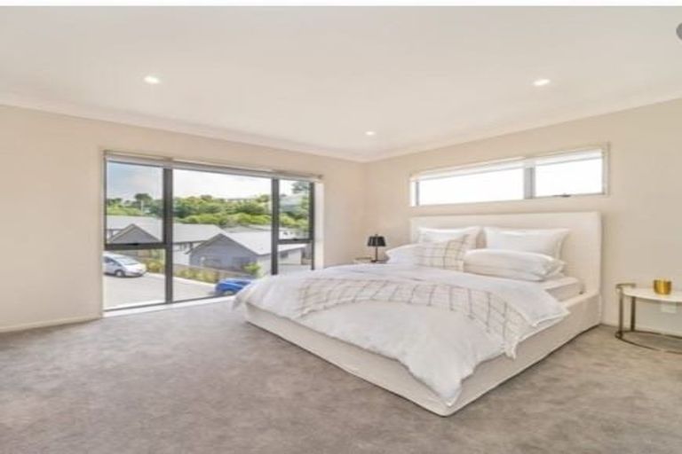 Photo of property in 2 Brindle Way, Newlands, Wellington, 6037