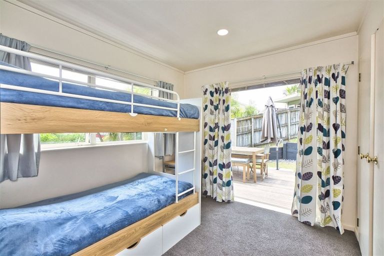 Photo of property in 2/8 Bronzewing Terrace, Unsworth Heights, Auckland, 0632