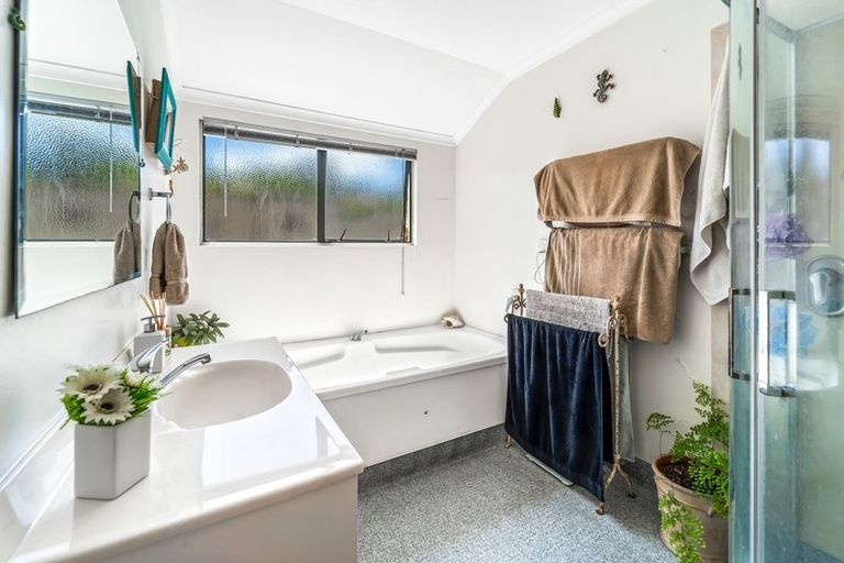 Photo of property in 24 Makiri Street, Helensville, 0800