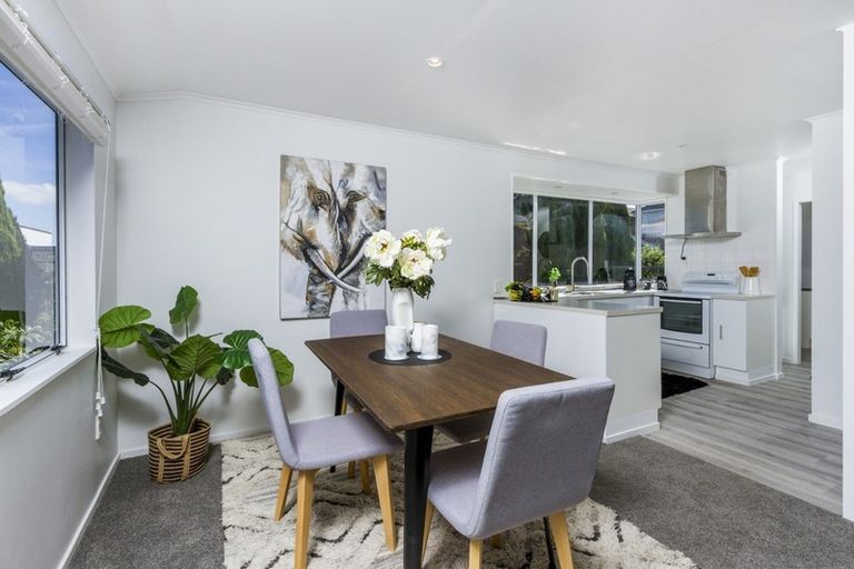 Photo of property in 2/266 Forrest Hill Road, Forrest Hill, Auckland, 0620