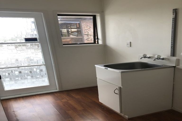 Photo of property in 2/260 Sunset Road, Windsor Park, Auckland, 0632