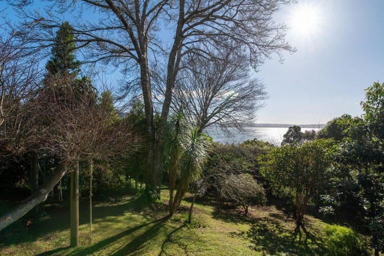 Photo of property in 5 Naera Place, Kawaha Point, Rotorua, 3010