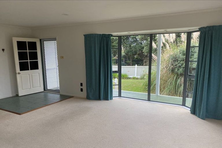 Photo of property in 2 Marram Way, Peka Peka, Waikanae, 5391
