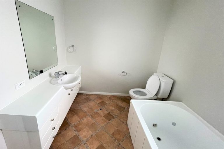 Photo of property in 1/70 Chartwell Avenue, Glenfield, Auckland, 0629