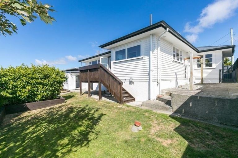 Photo of property in 14 Ruskin Road, Newlands, Wellington, 6037