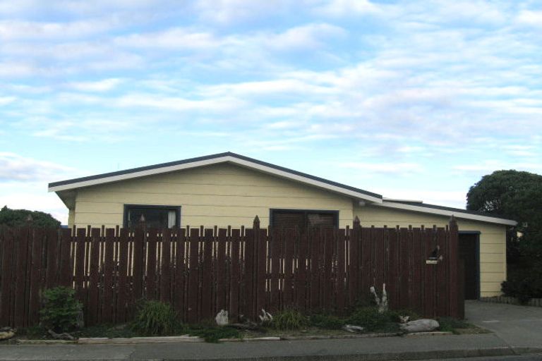 Photo of property in 4 Moana Street, Otaki Beach, Otaki, 5512