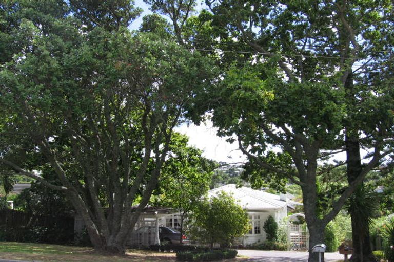 Photo of property in 1/12 Penning Road, Castor Bay, Auckland, 0620