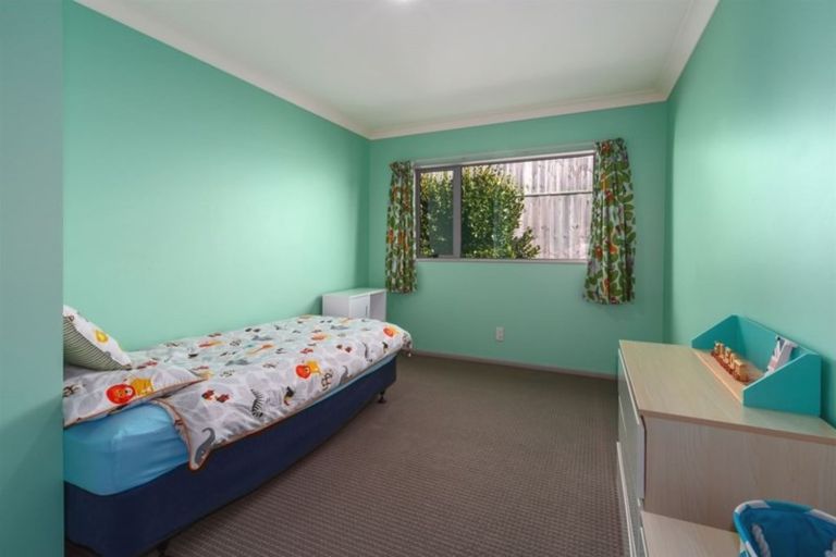 Photo of property in 2 Gennaker Lane, Whitby, Porirua, 5024
