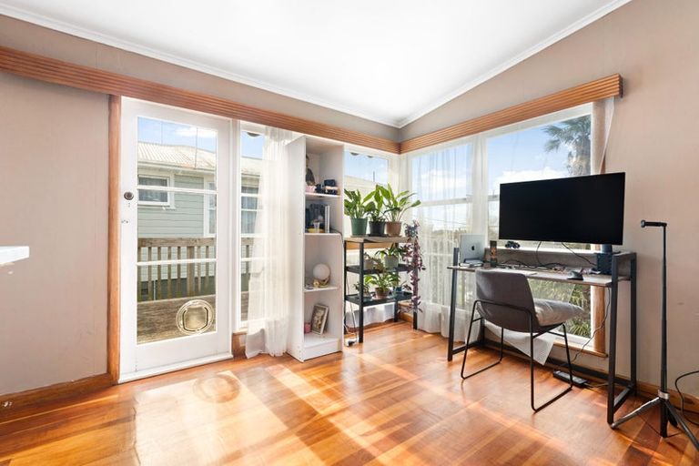 Photo of property in 6 Merville Avenue, Te Atatu South, Auckland, 0610