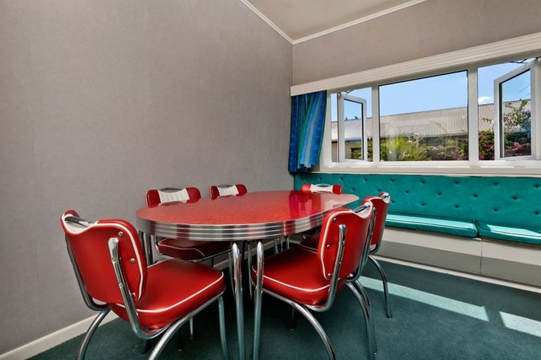 Photo of property in 1/94 Awaroa Road, Sunnyvale, Auckland, 0612
