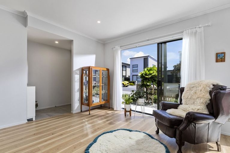 Photo of property in 17 Sacred Kingfisher Road, Hobsonville, Auckland, 0616