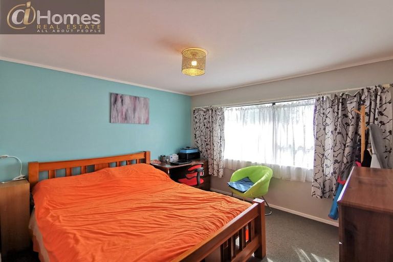 Photo of property in 4/92 Awaroa Road, Sunnyvale, Auckland, 0612