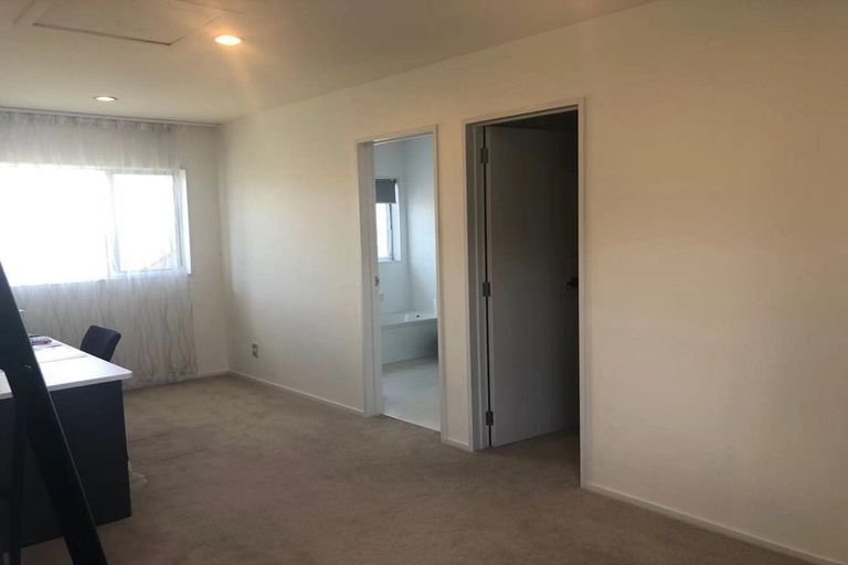 Photo of property in 16 Loughros Place, Pinehill, Auckland, 0632