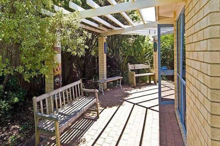 Photo of property in 82 Buscomb Avenue, Henderson, Auckland, 0610