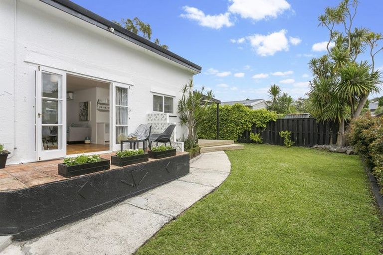 Photo of property in 1/39 Stottholm Road, Titirangi, Auckland, 0604