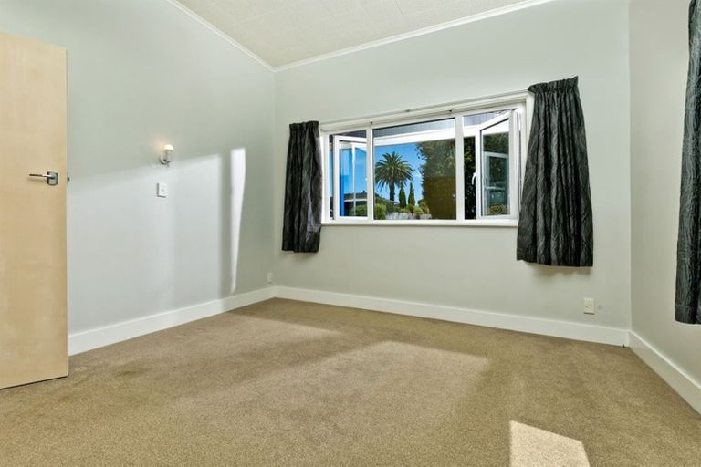 Photo of property in 1/94 Awaroa Road, Sunnyvale, Auckland, 0612