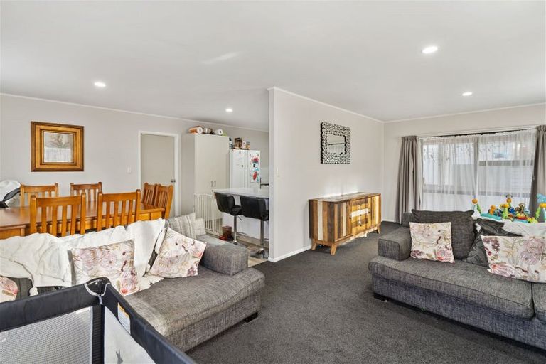 Photo of property in 96 Athena Drive, Totara Vale, Auckland, 0629