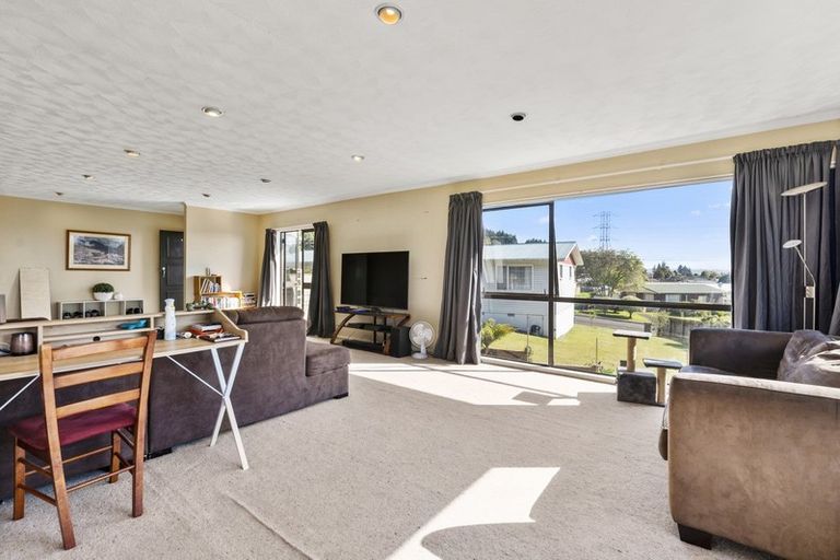 Photo of property in 2 Hawk Place, Selwyn Heights, Rotorua, 3015