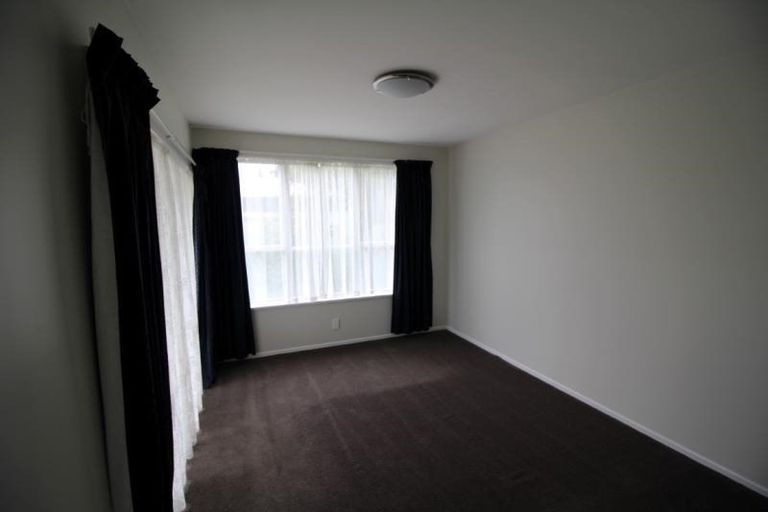 Photo of property in 1 Gaede Terrace, Sunnyvale, Auckland, 0612