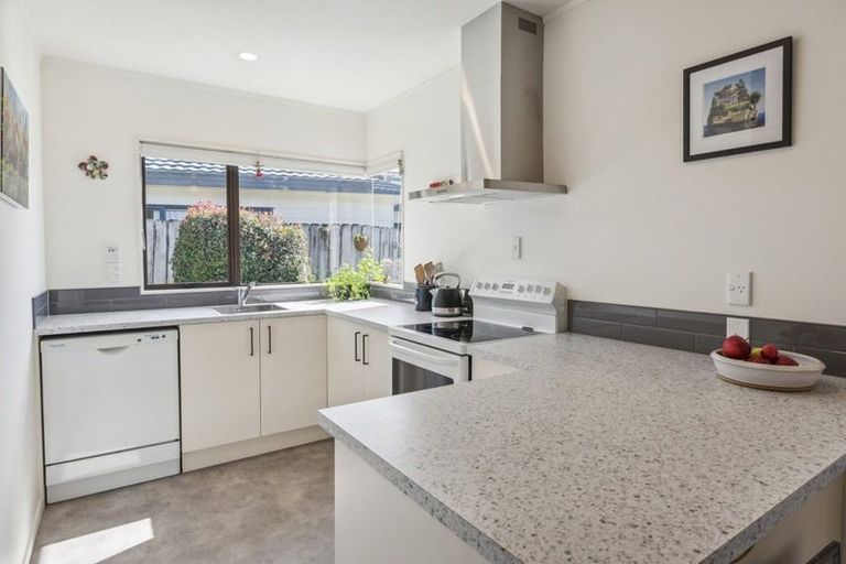 Photo of property in 2/32 Charlotte Street, Stanmore Bay, Whangaparaoa, 0932