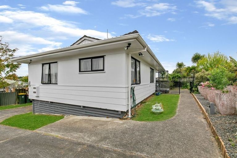 Photo of property in 2/23 Bernina Place, Weymouth, Auckland, 2103