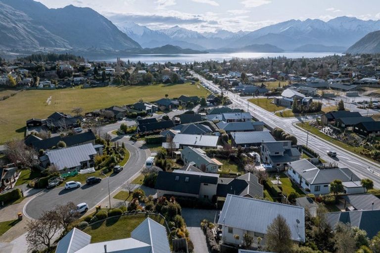 Photo of property in 9 Bob Lee Place, Wanaka, 9305
