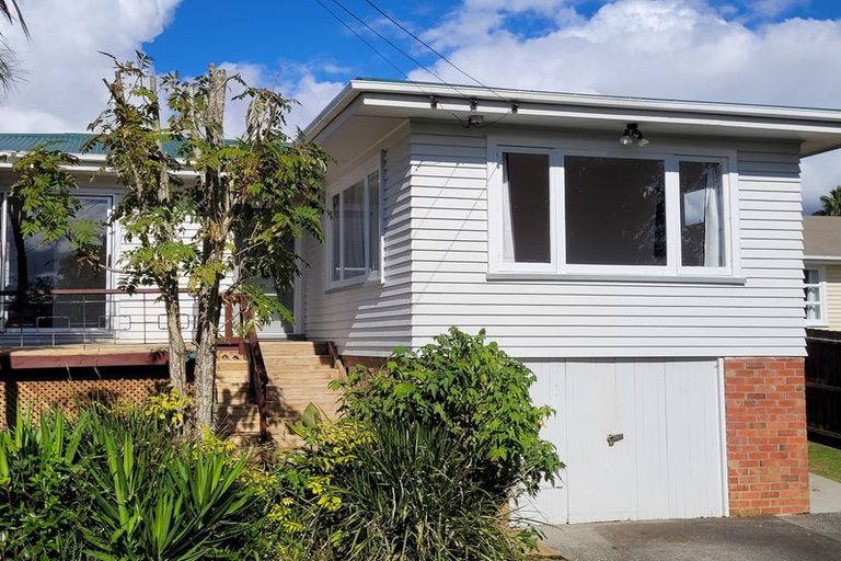 Photo of property in 45 Sylvan Crescent, Te Atatu South, Auckland, 0610