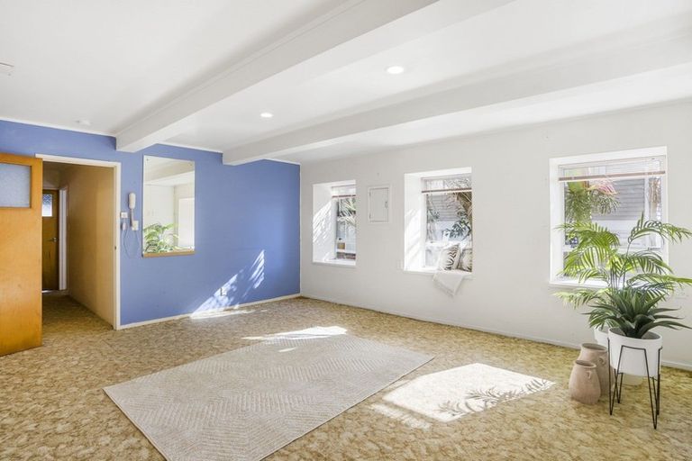 Photo of property in 6 Regal Place, Forrest Hill, Auckland, 0620