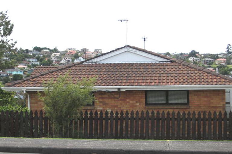 Photo of property in 32 Target Road, Totara Vale, Auckland, 0629