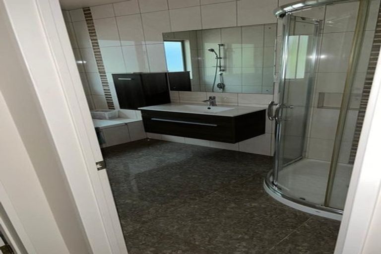 Photo of property in 46 Goldfinch Rise, Unsworth Heights, Auckland, 0632