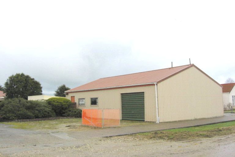 Photo of property in 16 Morton Street, Edendale, 9825