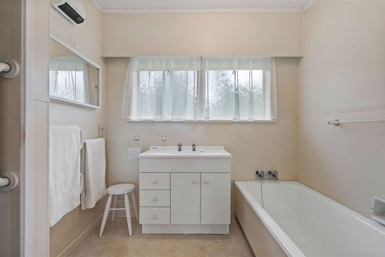 Photo of property in 20 Chivalry Road, Glenfield, Auckland, 0629