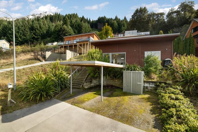 Photo of property in 129a Wynyard Crescent, Fernhill, Queenstown, 9300